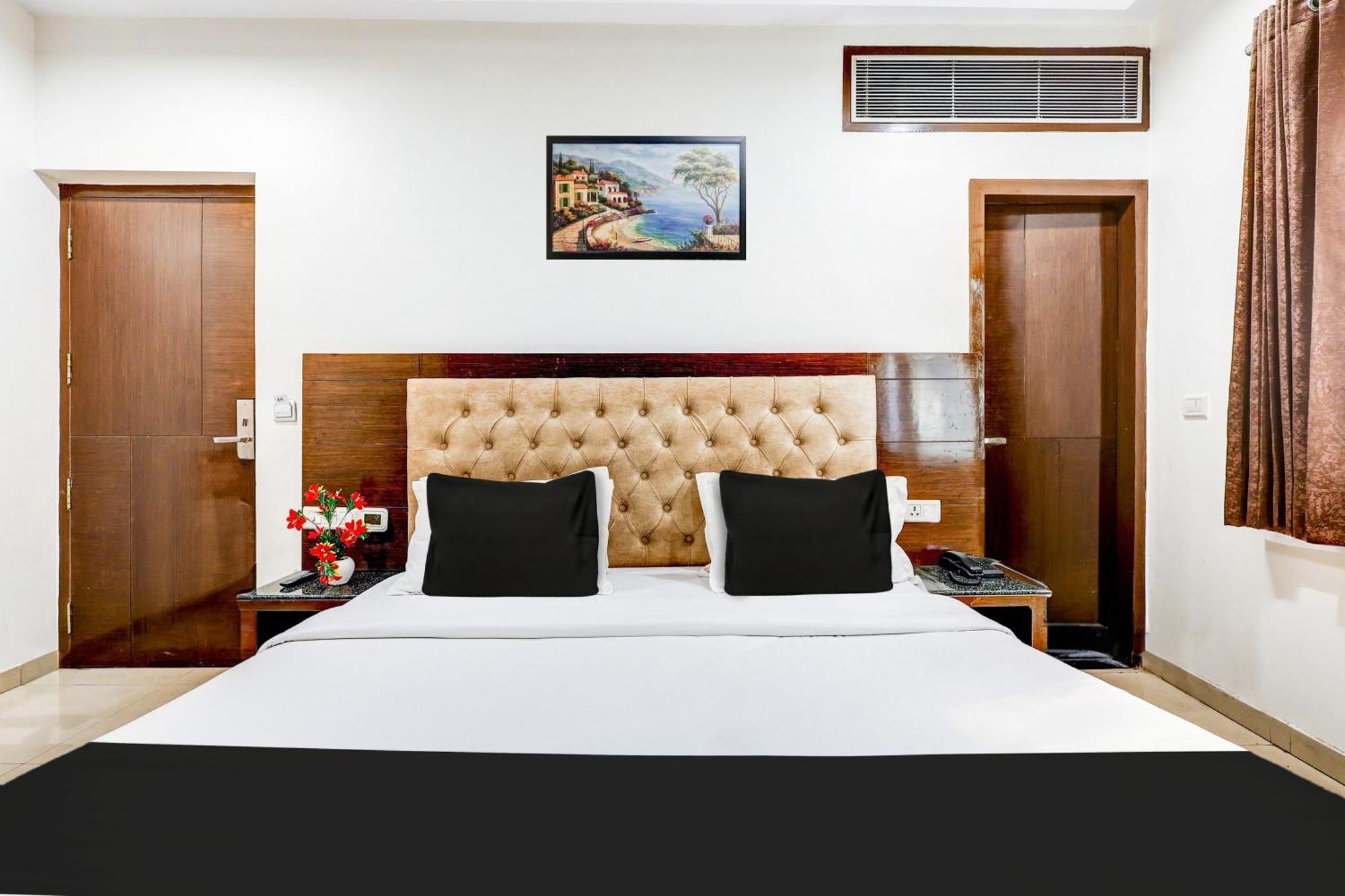 Super Townhouse Arakashan Road Paharganj Formerly Mohan International Нью-Дели Экстерьер фото