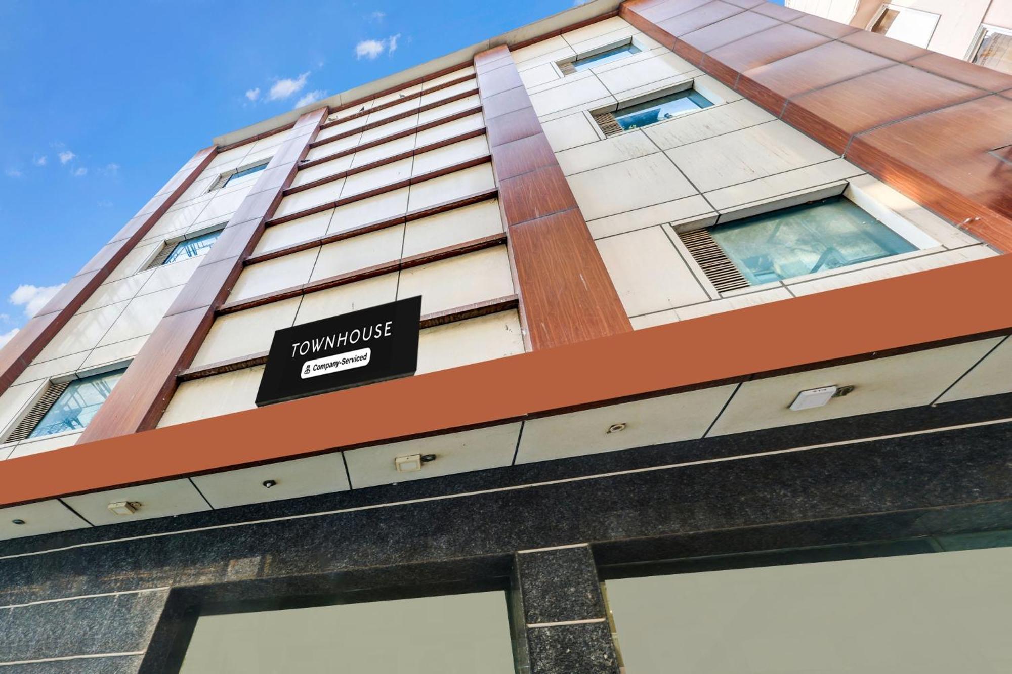 Super Townhouse Arakashan Road Paharganj Formerly Mohan International Нью-Дели Экстерьер фото