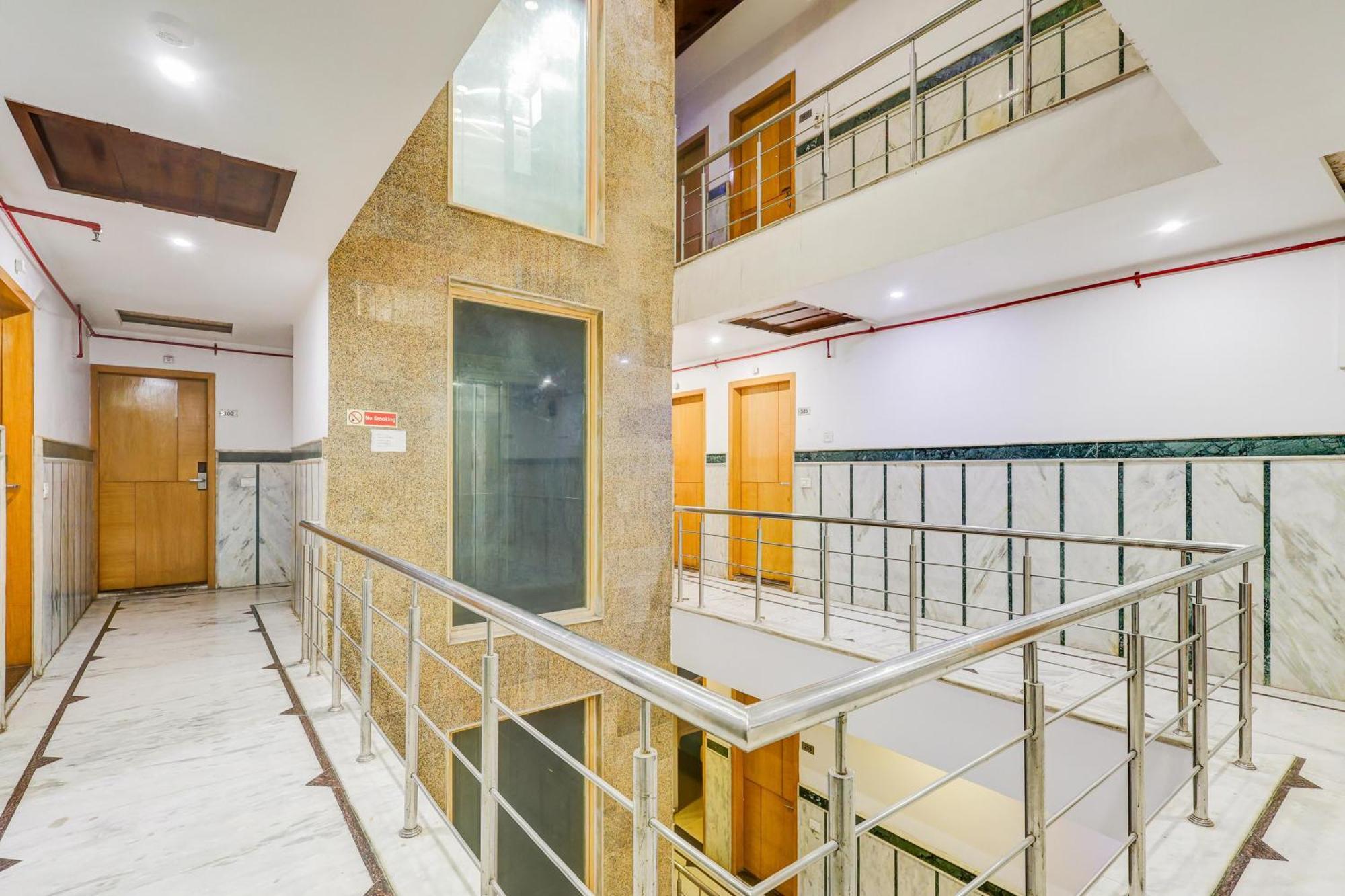 Super Townhouse Arakashan Road Paharganj Formerly Mohan International Нью-Дели Экстерьер фото
