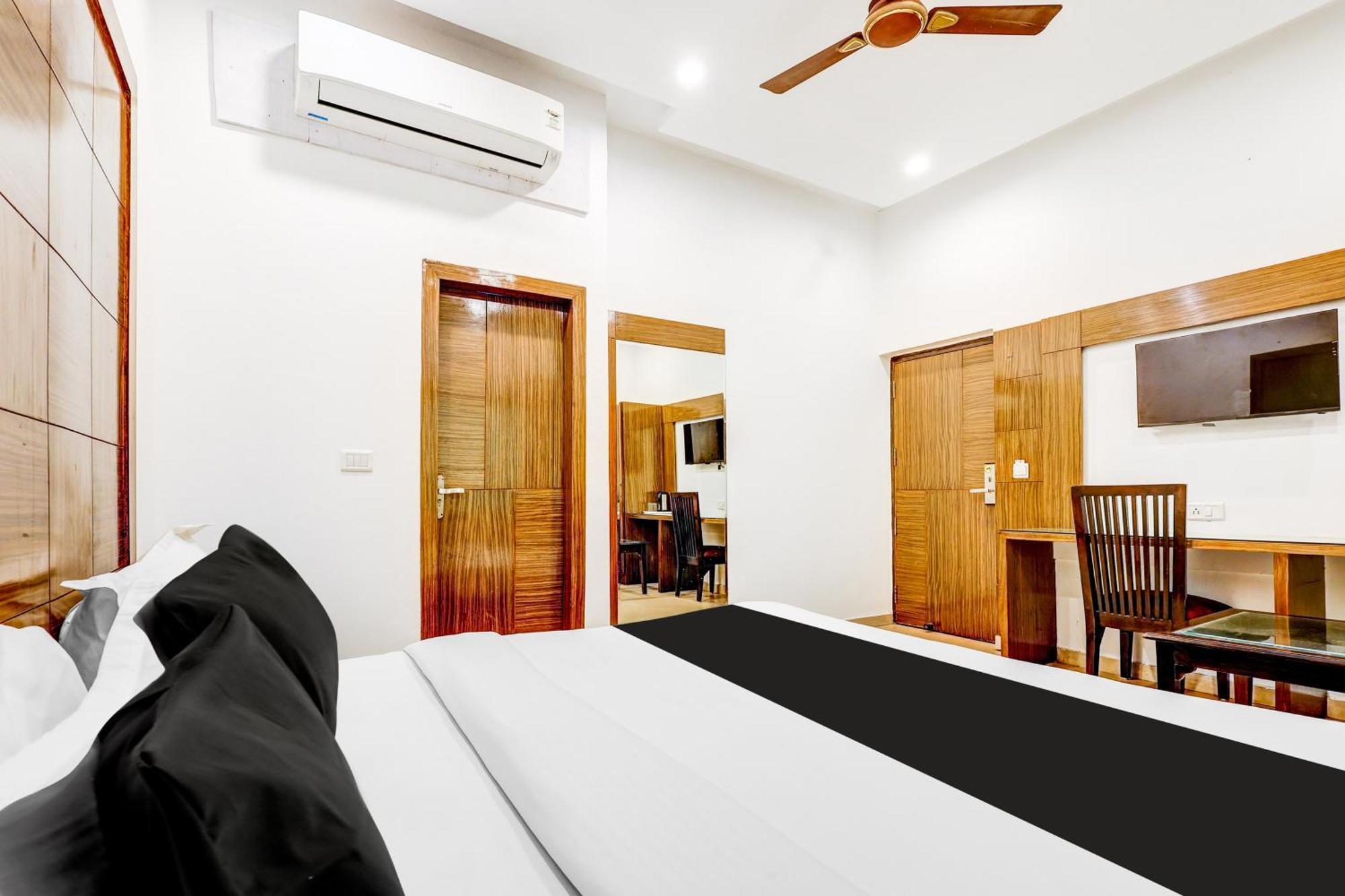 Super Townhouse Arakashan Road Paharganj Formerly Mohan International Нью-Дели Экстерьер фото