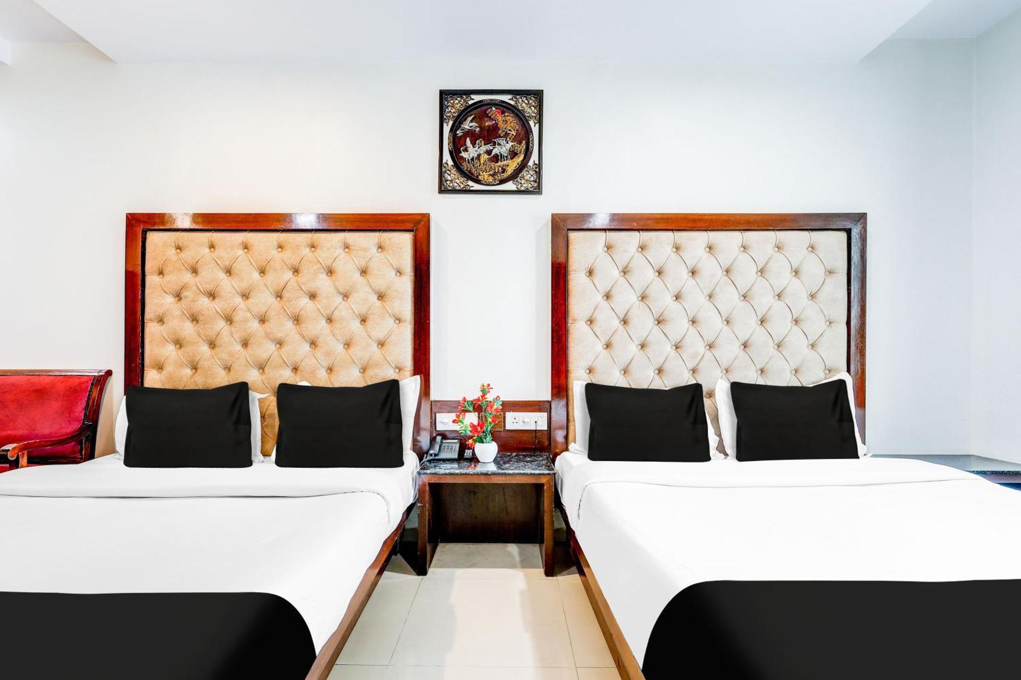 Super Townhouse Arakashan Road Paharganj Formerly Mohan International Нью-Дели Экстерьер фото