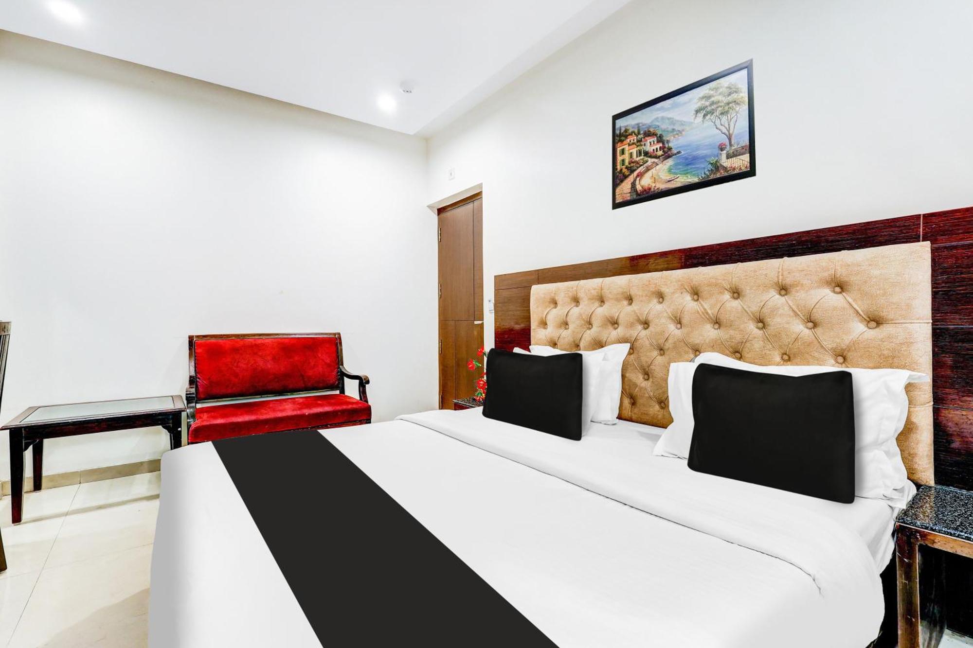 Super Townhouse Arakashan Road Paharganj Formerly Mohan International Нью-Дели Экстерьер фото