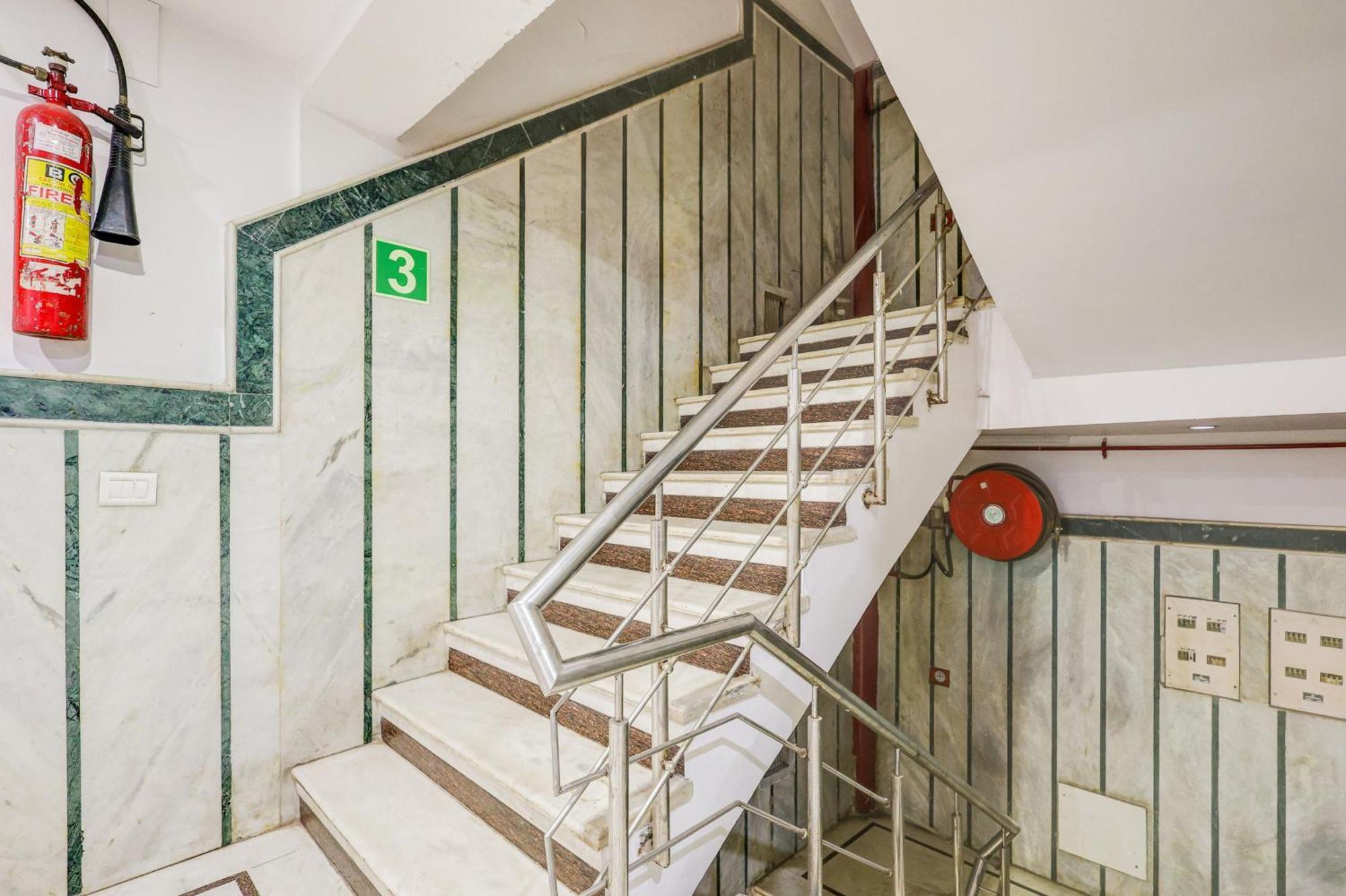 Super Townhouse Arakashan Road Paharganj Formerly Mohan International Нью-Дели Экстерьер фото