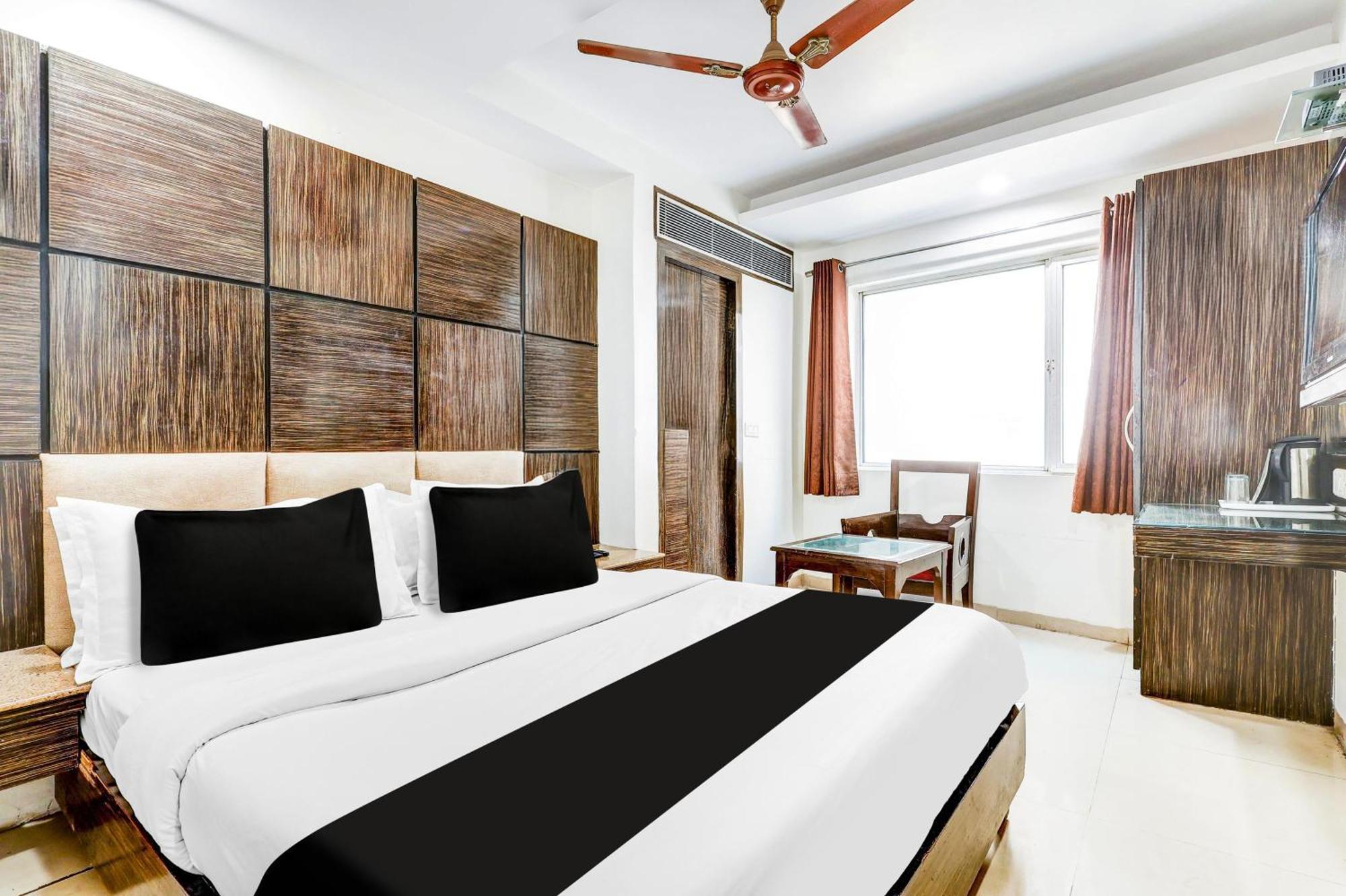 Super Townhouse Arakashan Road Paharganj Formerly Mohan International Нью-Дели Экстерьер фото