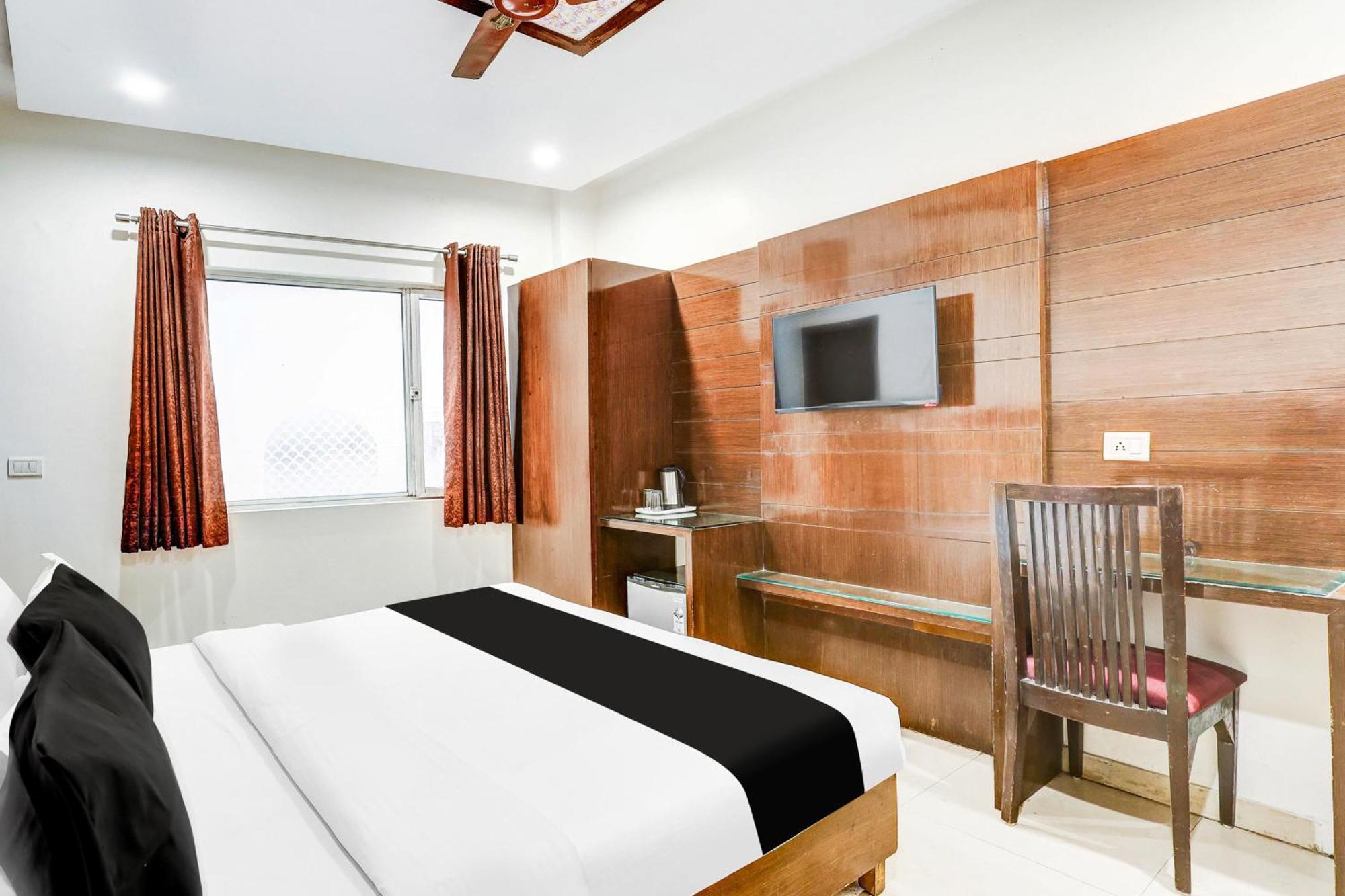 Super Townhouse Arakashan Road Paharganj Formerly Mohan International Нью-Дели Экстерьер фото