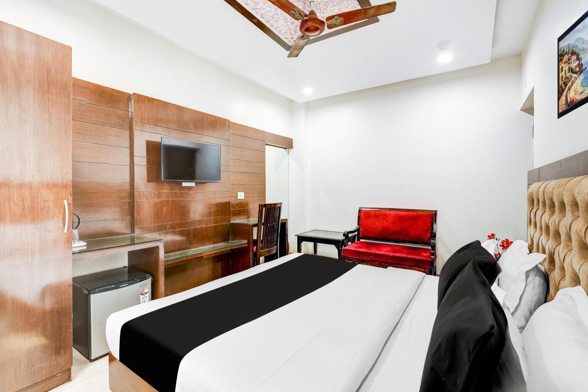 Super Townhouse Arakashan Road Paharganj Formerly Mohan International Нью-Дели Экстерьер фото