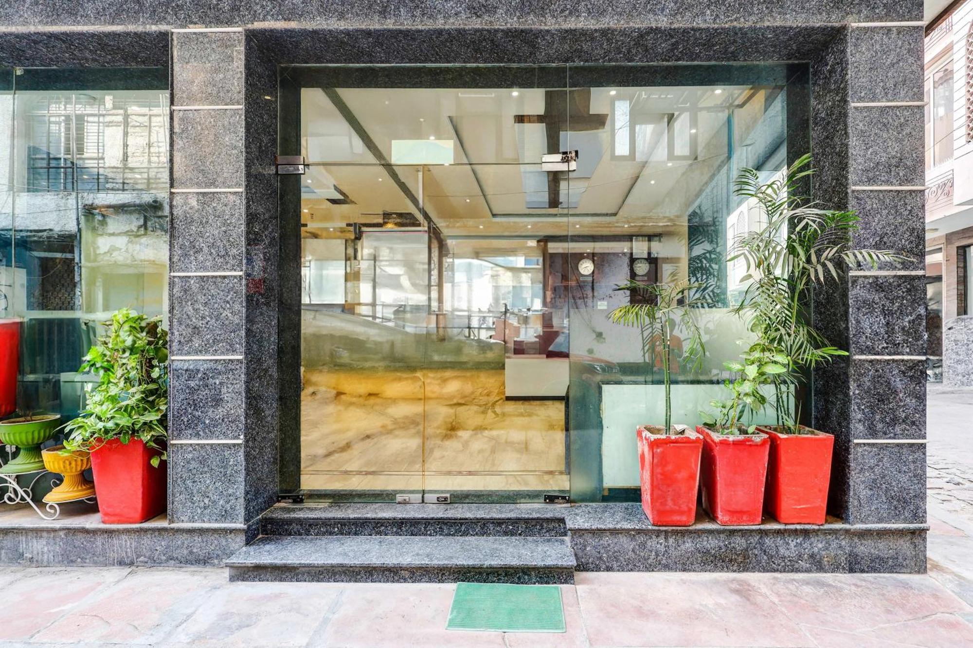 Super Townhouse Arakashan Road Paharganj Formerly Mohan International Нью-Дели Экстерьер фото